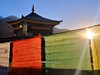 Modlitební vlaječky a budhistický klášter